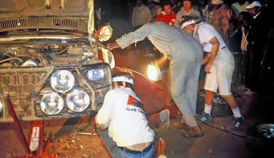 Asistencia del Equipo Audi Sport en el 31º Marlboro Safari Rally 1983
En el Audi Quattro A1 (IN-YC 19) de Michèle Mouton - Fabrizia Pons, clasificada 3ª.

Del 30 de Marzo al 4 de Abril, Nairobi, Kenya, África.
Superficie: tierra.

El Rally tenia un total de 5035 km en los que 1620.95 km se encontraban 26 controles horarios.

Tomaron la salida 78 equipos, finalizaron 22.@
Palabras clave: Michele_Mouton;Audi;Quattro;Grupo_B;Safari;1983;Womens;Mujeres;Asistencias