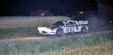 Markku Alén - Ilkka Kivimäki
33º 1000 Lakes Rally 1983. Lancia Rally 037 (TO-X98907). Clasificado 3º.

Del 26 al 28 de Agosto, Jyväskylä, Finlandia.
Superficie: tierra.

El Rally tenia un total de 1461.00 km de los que 472.63 km divididos en 50 tramos, eran especiales.

Se inscribieron 180 equipos, tomaron la salida 174, finalizaron 71.@
Palabras clave: Markku_Alen;Lancia;Finlandia;1983;Grupo_B