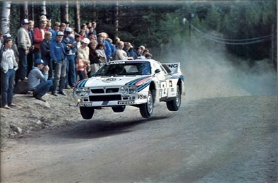 Markku Alén - Ilkka Kivimäki
33º 1000 Lakes Rally 1983. Lancia Rally 037 (TO-X98907). Clasificado 3º.

Del 26 al 28 de Agosto, Jyväskylä, Finlandia.
Superficie: tierra.

El Rally tenia un total de 1461.00 km de los que 472.63 km divididos en 50 tramos, eran especiales.

Se inscribieron 180 equipos, tomaron la salida 174, finalizaron 71.@
Palabras clave: Markku_Alen;Lancia;Finlandia;1983;Grupo_B;Parque_Cerrado