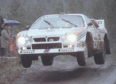 Markku Alén - Ilkka Kivimäki
33º 1000 Lakes Rally 1983. Lancia Rally 037 (TO-X98907). Clasificado 3º.

Del 26 al 28 de Agosto, Jyväskylä, Finlandia.
Superficie: tierra.

El Rally tenia un total de 1461.00 km de los que 472.63 km divididos en 50 tramos, eran especiales.

Se inscribieron 180 equipos, tomaron la salida 174, finalizaron 71.@
Palabras clave: Markku_Alen;Lancia;Finlandia;1983;Grupo_B