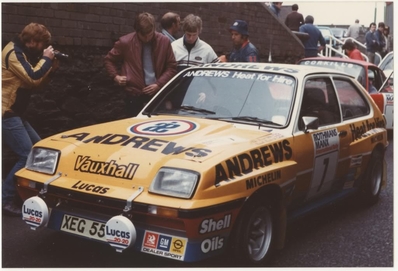 Russell Brookes - Mike Broad
21º Rothmans Manx International Rally 1983. Vauxhall Chevette 2300 HSR (XEG 550X). Clasificado 3º.

Del 14 al 17 de Septiembre, Douglas, Isla de Man.
Superficie: asfalto.

El Rally constaba de 49 tramos cronometrados (5 de ellos fueron cancelados, SS22 Eairy, SS24 St. Aarvey, SS25 Cronk, SS26 Lhen y SS27 Druidale).
Desconocemos los kilómetros tanto cronometrados como totales de la prueba.

Tomaron la salida 120 equipos, finalizaron 48.@
Palabras clave: ;Vauxhall;Chevette;Manx;1983
