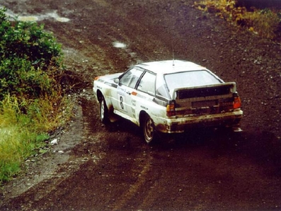 Stig Blomqvist - Björn Cederberg
30º Rothmans Acropolis Rally 1983. Audi Quattro A2 (IN-NN 17). Clasificado 3º.

Del 30 de Mayo al 2 de Junio, Atenas, Grecia.
Superficie: tierra.

El Rally tenia un total de 2264 km de los que 843.30 km divididos en 45 tramos eran especiales, (uno de ellos fue cancelado SS22 Tsouka de 6.57 km).

Tomaron la salida 120 equipos, finalizaron 36.@
Palabras clave: Stig_Blomqvist;Audi;Quattro;Grupo_B;Grecia;1983;Acropolis