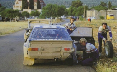 Ari Vatanen - Terry Harryman
30º Rothmans Acropolis Rally 1983. Opel Manta 400 (GG-CP 680). Clasificado 4º.
Rothmans Opel Rally Team

Delante está el Opel Manta 400 (GG-CM 997) de su compañero de Equipo Henri Toivonen - Fred Gallagher, abandonó por accidente en SS33 Aghios Ionnis de 13,52 km.
Rothmans Opel Rally Team

En la foto se puede ver a Ari Vatanen cambiando la rueda, Terry Harryman llevando la rueda y Fred Gallagher entre los dos coches.

Del 30 de Mayo al 2 de Junio, Atenas, Grecia.
Superficie: tierra.

El Rally tenia un total de 2264 km de los que 843.30 km divididos en 45 tramos eran especiales, (uno de ellos fue cancelado SS22 Tsouka de 6.57 km).

Tomaron la salida 120 equipos, finalizaron 36.
@
Palabras clave: Opel;Manta;Grupo_B;Acropolis;1983;Personajes;Grecia