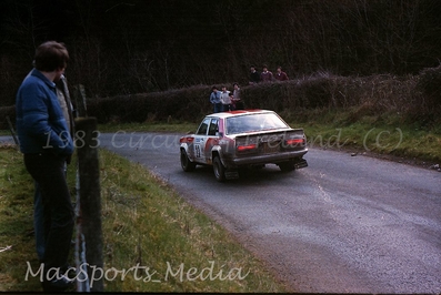 Ernest Kidney - Peter Scott
44º Rothmans Circuit of Ireland Rally 1983. Datsun Violet 160J (ANK 507X). Clasificado 4º.

Del 1 al 5 de Abril, Belfast, Irlanda del Norte.

El Rally tenia un total de 864.82 Km cronometrados divididos en 5 etapas y 54 tramos eran especiales (2 de ellos fueron cancelados SS34 Glen Ellen de 13.26 km y SS41 Ballybuck de 17.28km).

Tomaron la salida 105 equipos, finalizaron 34.@
Palabras clave: Datsun;Violet;Circuit_Ireland;Irlanda;1983