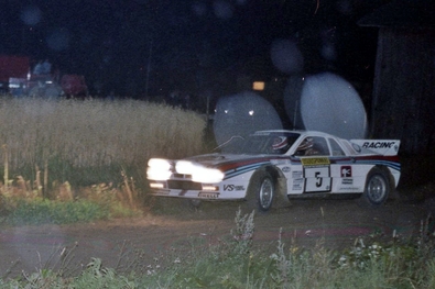 Pentti Airikkala - Juha Piironen
33º 1000 Lakes Rally 1983. Lancia Rally 037 (TO-Y88743). Clasificado 5º.

Del 26 al 28 de Agosto, Jyväskylä, Finlandia.
Superficie: tierra.

El Rally tenia un total de 1461.00 km de los que 472.63 km divididos en 50 tramos, eran especiales.

Se inscribieron 180 equipos, tomaron la salida 174, finalizaron 71.@
Palabras clave: ;Rally;Lancia;Finlandia;1983;Grupo_B