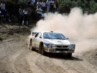 Attilio Bettega - Maurizio Perissinot
30º Rothmans Acropolis Rally 1983. Lancia Rally 037. Clasificado 5º.

Del 30 de Mayo al 2 de Junio, Atenas, Grecia.
Superficie: tierra.

El Rally tenia un total de 2264 km de los que 843.30 km divididos en 45 tramos eran especiales, (uno de ellos fue cancelado SS22 Tsouka de 6.57 km).

Tomaron la salida 120 equipos, finalizaron 36.@
Palabras clave: ;Lancia;Rally;Grupo_B;Acropolis;Grecia;1983