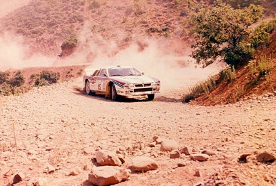 Attilio Bettega - Maurizio Perissinot
30º Rothmans Acropolis Rally 1983. Lancia Rally 037. Clasificado 5º.

Del 30 de Mayo al 2 de Junio, Atenas, Grecia.
Superficie: tierra.

El Rally tenia un total de 2264 km de los que 843.30 km divididos en 45 tramos eran especiales, (uno de ellos fue cancelado SS22 Tsouka de 6.57 km).

Tomaron la salida 120 equipos, finalizaron 36.@
Palabras clave: ;Lancia;Rally;Grupo_B;Acropolis;Grecia;1983