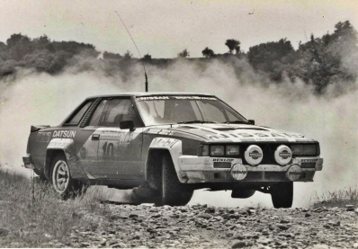 Shekhar Mehta - Yvonne Mehta
30º Rothmans Acropolis Rally 1983. Nissan 240RS, (14938). Clasificado 6º.

Del 30 de Mayo al 2 de Junio, Atenas, Grecia.
Superficie: tierra.

El Rally tenia un total de 2264 km de los que 843.30 km divididos en 45 tramos eran especiales, (uno de ellos fue cancelado SS22 Tsouka de 6.57 km).

Tomaron la salida 120 equipos, finalizaron 36.@
Palabras clave: Shekhar_Mehta;Yvonne_Mehta;Nissan;Grupo_B;Grecia;1986;Acropolis