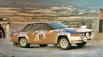 Shekhar Mehta - Yvonne Mehta
30º Rothmans Acropolis Rally 1983. Nissan 240RS (14938). Clasificado 6º.

Del 30 de Mayo al 2 de Junio, Atenas, Grecia.
Superficie: tierra.

El Rally tenia un total de 2264 km de los que 843.30 km divididos en 45 tramos eran especiales, (uno de ellos fue cancelado SS22 Tsouka de 6.57 km).

Tomaron la salida 120 equipos, finalizaron 36.@
Palabras clave: Shekhar_Mehta;Yvonne_Mehta;Nissan;Grupo_B;Grecia;1986;Acropolis
