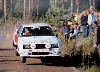 Juha Kankkunen - Staffan Pettersson
33º 1000 Lakes Rally 1983. Toyota Celica Twincam Turbo (A-2160). Clasificado 6º.
Toyota Team Europe

Del 26 al 28 de Agosto, Jyväskylä, Finlandia.
Superficie: tierra.

El Rally tenia un total de 1461.00 km de los que 472.63 km divididos en 50 tramos, eran especiales.

Se inscribieron 180 equipos, tomaron la salida 174, finalizaron 71.@
Palabras clave: ;Toyota;Celica;Grupo_B;Finlandia;1983;TCT