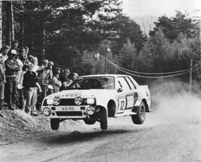Juha Kankkunen - Staffan Pettersson
33º 1000 Lakes Rally 1983. Toyota Celica Twincam Turbo (A-2160). Clasificado 6º.
Toyota Team Europe

Del 26 al 28 de Agosto, Jyväskylä, Finlandia.
Superficie: tierra.

El Rally tenia un total de 1461.00 km de los que 472.63 km divididos en 50 tramos, eran especiales.

Se inscribieron 180 equipos, tomaron la salida 174, finalizaron 71.@
Palabras clave: ;Toyota;Celica;Grupo_B;TCT;Finlandia;1983;