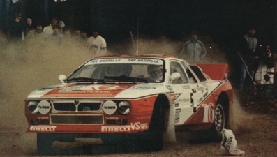 Michele Cinotto - Sergio Cresto
6º Rally Costa Esmeralda 1983. Lancia Rally 037 (TO Y70774). Clasificado 6º.
Tre Gazzelle

Del 23 al 26 de Marzo, Porto Cervo.
Superficie: tierra.

El Rally tenia 38 tramos cronometrados (2 de ellos fueron cancelados, SS23 y SS34).
Desconocemos de cuantos kilómetros tanto totales como cronometrados constaba la prueba.

Se inscribieron 103 equipos, finalizaron 31.@
Palabras clave: Lancia;Rally;Grupo_B;Costa_Esmeralda;1983