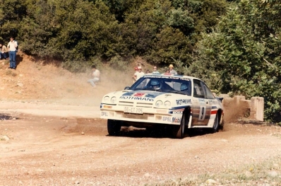 Jimmy McRae - Ian Grindrod
30º Rothmans Acropolis Rally 1983. Opel Manta 400 (GG-CT 205). Clasificado 8º.

Del 30 de Mayo al 2 de Junio, Atenas, Grecia.
Superficie: tierra.

El Rally tenia un total de 2264 km de los que 843.30 km divididos en 45 tramos eran especiales, (uno de ellos fue cancelado SS22 Tsouka de 6.57 km).

Tomaron la salida 120 equipos, finalizaron 36.@
Palabras clave: Jimmy_McRae;Acropolis;Grecia;Opel;Manta;Grupo_B;1983