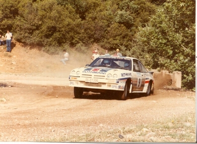 Jimmy McRae - Ian Grindrod
30º Rothmans Acropolis Rally 1983. Opel Manta 400 (GG-CT 205). Clasificado 8º.

Del 30 de Mayo al 2 de Junio, Atenas, Grecia.
Superficie: tierra.

El Rally tenia un total de 2264 km de los que 843.30 km divididos en 45 tramos eran especiales, (uno de ellos fue cancelado SS22 Tsouka de 6.57 km).

Tomaron la salida 120 equipos, finalizaron 36.@
Palabras clave: Jimmy_McRae;Acropolis;Grecia;Opel;Manta;Grupo_B;1983