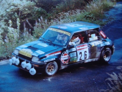 Alain Romanet - J.-P. Abril
42º Tour de France Automobile 1983. Renault 5 Turbo. Clasificado 9º.

Del 19 al 23 Septiembre, Paris, Nice, Francia.
Superficie: asfalto.

El Rally tenia un total de 2800.00 km de los que 630.00 km divididos en 3 etapas y 32 tramos eran especiales (uno de ellos fue cancelado SS27 Col du Noyer).

Tomaron la salida 84 equipos, finalizaron 37.@

Palabras clave: Renault;Turbo;Grupo_B;Tour_France_Automobile;1983