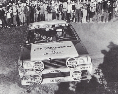 Morrie Chandler - Don Campbell
13º Sanyo Rally de Nueva Zelanda 1983. Mitsubishi Lancer Turbo. Clasificado 9º.

Éste Rally disputado en su totalidad sobre superficie de grava habi­an 2 especiales con mas de 50 Km, SS11 y SS28, dos de mas de 60 Km, SS13 y SS14, otra de mas de 70 Km, SS30, y una mas, SS19 de 95.09 Km.

Del 25 al 28 de Junio, Auckland, Nueva Zelanda.
Superficie: tierra.

El Rally tenia un total de 2.622 km de los que 1071.09 km divididos en 33 tramos eran especiales.

Tomaron la salida 59 equipos, finalizaron 33.
@
Palabras clave: ;Don_Campbell;Mitsubishi;Lancer;Turbo;Nueva_Zelanda;1983