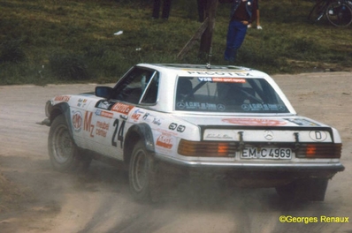 Vital Budo - Roland Bielen
12º Lotto Haspengouwrally 1983. Mercedes-Benz 500 SLC (EM-C 4969). Clasificado 12º.

Del 13 al 15 de Mayo, Landen, Bélgica.
Superficie: asfalto - tierra.

El Rally tenia un total de 413.94 km cronometrados divididos en 33 tramos especiales (uno de ellos fue cancelado SS11 Heers de 26.69 Km fue cancelado).

Tomaron la salida 123 equipos, finalizaron 52.@
Palabras clave: Mercedes_Benz;SL;Haespengouwrally;1983;Grupo_B