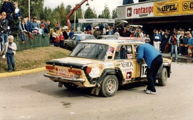 Hannu Wallinheimo - Kalevi Kujanpaa
33º 1000 Lakes Rally 1983. Lada 1600 (A-2072). Clasificada 48º.

Del 26 al 28 de Agosto, Jyväskylä, Finlandia.
Superficie: tierra.

El Rally tenia un total de 1461.00 km de los que 472.63 km divididos en 50 tramos, eran especiales.

Se inscribieron 180 equipos, tomaron la salida 174, finalizaron 71.@
Palabras clave: Lada;Finlandia;1983