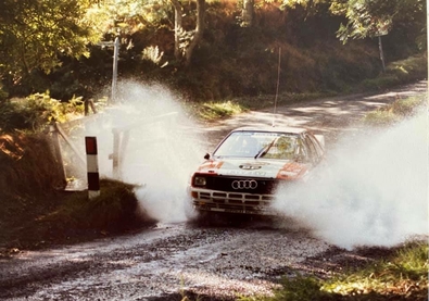Stig Blomqvist - Björn Cederberg
21º Rothmans Manx International Rally 1983. Audi Quattro A1 (MVV 44Y). Abandonó por motor en SS45 Brandywell.

Del 14 al 17 de Septiembre, Douglas, Isla de Man.
Superficie: asfalto.

El Rally constaba de 49 tramos cronometrados (5 de ellos fueron cancelados, SS22 Eairy, SS24 St. Aarvey, SS25 Cronk, SS26 Lhen y SS27 Druidale).
Desconocemos los kilómetros tanto cronometrados como totales de la prueba.

Tomaron la salida 120 equipos, finalizaron 48.@
Palabras clave: Stig_Blomqvist;Audi;Quattro;Grupo_B;Manx;1983