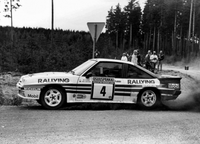 Ari Vatanen - Terry Harryman
33º 1000 Lakes Rally 1983. Opel Manta 400 (GG-CT 361). Abandonó por palier roto en SS35 Renkajarvi de 8.28 Km.
Rothmans Opel Rally Team

Del 26 al 28 de Agosto, Jyväskylä, Finlandia.
Superficie: tierra.

El Rally tenia un total de 1461.00 km de los que 472.63 km divididos en 50 tramos, eran especiales.

Se inscribieron 180 equipos, tomaron la salida 174, finalizaron 71.@
Palabras clave: Finlandia;Opel;Manta;Grupo_B;1983