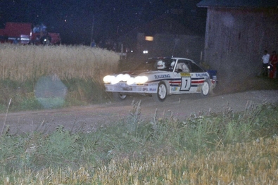 Henri Toivonen - Fred Gallagher
33º 1000 Lakes Rally 1983. Opel Manta 400 (GG-CT 310). Abandonó por daños de motor a causa de una salida de pista en SS39 Kraakkio de 10.51 Km.
Rothmans Opel Rally Team

Del 26 al 28 de Agosto, Jyväskylä, Finlandia.
Superficie: tierra.

El Rally tenia un total de 1461.00 km de los que 472.63 km divididos en 50 tramos, eran especiales.

Se inscribieron 180 equipos, tomaron la salida 174, finalizaron 71.@
Palabras clave: Henri_Toivonen;opel;manta;Finlandia;grupo_b;1983