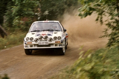 Henri Toivonen - Fred Gallagher
33º 1000 Lakes Rally 1983. Opel Manta 400 (GG-CT 310). Abandonó por daños de motor a causa de una salida de pista en SS39 Kraakkio de 10.51 Km.
Rothmans Opel Rally Team

Del 26 al 28 de Agosto, Jyväskylä, Finlandia.
Superficie: tierra.

El Rally tenia un total de 1461.00 km de los que 472.63 km divididos en 50 tramos, eran especiales.

Se inscribieron 180 equipos, tomaron la salida 174, finalizaron 71.@
Palabras clave: Henri_Toivonen;opel;manta;Finlandia;grupo_b;1983