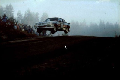 Henri Toivonen - Fred Gallagher
33º 1000 Lakes Rally 1983. Opel Manta 400 (GG-CT 310). Abandonó por daños de motor a causa de una salida de pista en SS39 Kraakkio de 10.51 Km.
Rothmans Opel Rally Team

Del 26 al 28 de Agosto, Jyväskylä, Finlandia.
Superficie: tierra.

El Rally tenia un total de 1461.00 km de los que 472.63 km divididos en 50 tramos, eran especiales.

Se inscribieron 180 equipos, tomaron la salida 174, finalizaron 71.@
Palabras clave: Henri_Toivonen;opel;manta;Finlandia;grupo_b;1983