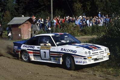 Henri Toivonen - Fred Gallagher
33º 1000 Lakes Rally 1983. Opel Manta 400 (GG-CT 310). Abandonó por daños de motor a causa de una salida de pista en SS39 Kraakkio de 10.51 Km.
Rothmans Opel Rally Team

Del 26 al 28 de Agosto, Jyväskylä, Finlandia.
Superficie: tierra.

El Rally tenia un total de 1461.00 km de los que 472.63 km divididos en 50 tramos, eran especiales.

Se inscribieron 180 equipos, tomaron la salida 174, finalizaron 71.@
Palabras clave: Henri_Toivonen;opel;manta;Finlandia;grupo_b;1983