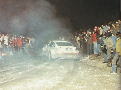 Isidro "Bilo" Oliveras - Manolo Vidal
31º Rally Costa Brava 1983. Porsche 911 SC (29395). Abandonó por la suspensión del coche.

Foto en el Cruce de Cladells.

Del 18 al 20 de Febrero, Lloret de Mar, Girona, Catalunya, España.
Superficie: asfalto - tierra.

El Rally tení­a un total de 1356.5 km de los que 519.10 km divididos en 44 tramos eran especiales.

Tomaron la salida 68 equipos, finalizaron 20.@
Palabras clave: Porsche;Costa_Brava;1983;nieve