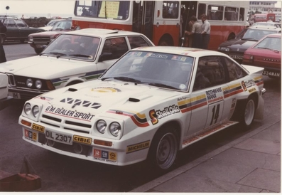 William Robert (Bertie) Fisher - Austin Frazer
21º Rothmans Manx International Rally 1983. Opel Manta 400 (DIL 2307). Abandonó por accidente en SS32 Abbeylands.

Del 14 al 17 de Septiembre, Douglas, Isla de Man.
Superficie: asfalto.

El Rally constaba de 49 tramos cronometrados (5 de ellos fueron cancelados, SS22 Eairy, SS24 St. Aarvey, SS25 Cronk, SS26 Lhen y SS27 Druidale).
Desconocemos los kilómetros tanto cronometrados como totales de la prueba.

Tomaron la salida 120 equipos, finalizaron 48.@
Palabras clave: Opel;Manta;Manx;Grupo_B;1983