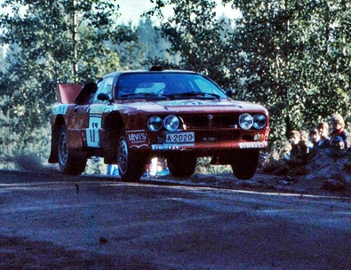 Hannu Valtaharju - Matti Lammi
33º 1000 Lakes Rally 1983. Lancia Rally 037, (A-2020). Abandonó por la suspensión del coche en SS22 Kuukanpaa de 4,92 Km.

Del 26 al 28 de Agosto, Jyväskylä, Finlandia.
Superficie: tierra.

El Rally tenia un total de 1461.00 km de los que 472.63 km divididos en 50 tramos eran especiales.

Se inscribieron 180 equipos, tomaron la salida 174, finalizaron 71.@
Palabras clave: Lancia;Rally;Grupo_B;Finlandia;1983
