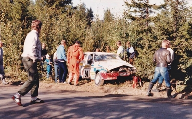 Roger Raous - Patrick Giudicelli
33º 1000 Lakes Rally 1983. Citröen Visa Chrono (9925 KP 13). Abandonó por accidente en SS11 Sahalahti de 4.44 Km.

Del 26 al 28 de Agosto, Jyväskylä, Finlandia.
Superficie: tierra.

El Rally tenia un total de 1461.00 km de los que 472.63 km divididos en 50 tramos eran especiales.

Se inscribieron 180 equipos, tomaron la salida 174, finalizaron 71.@
Palabras clave: Citroen;Visa;Chrono;1983;Finlandia;Grupo_B;Crash