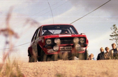 Jouko Poisti - Reijo Savolin
33º 1000 Lakes Rally 1983. Ford Escort RS 1800 MKII (XHL 666). Abandonó en SS31 Evo de 13.51 Km, desconocemos el motivo.

Del 26 al 28 de Agosto, Jyväskylä, Finlandia.
Superficie: tierra.

El Rally tenia un total de 1461.00 km de los que 472.63 km divididos en 50 tramos, eran especiales.

Se inscribieron 180 equipos, tomaron la salida 174, finalizaron 71.@
Palabras clave: Ford;Escort;RS1800;Finlandia;1983