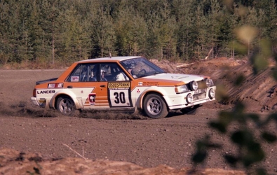 Harri Toivonen - Juha Paajanen
33º 1000 Lakes Rally 1983. Mitsubishi Lancer 2000 Turbo (GJI 9827). Abandonó por la caja de cambios en SS34 Tyrynkyla de 7.04 Km.

Del 26 al 28 de Agosto, Jyväskylä, Finlandia.
Superficie: tierra.

El Rally tenia un total de 1461.00 km de los que 472.63 km divididos en 50 tramos, eran especiales.

Se inscribieron 180 equipos, tomaron la salida 174, finalizaron 71.@
Palabras clave: Harri_Toivonen;Mitsubishi;Lancer;Turbo;Finlandia;1983