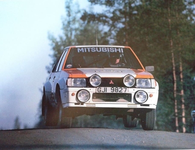 Harri Toivonen - Juha Paajanen
33º 1000 Lakes Rally 1983. Mitsubishi Lancer 2000 Turbo (GJI 9827). Abandonó por la caja de cambios en SS34 Tyrynkyla de 7.04 Km.

Del 26 al 28 de Agosto, Jyväskylä, Finlandia.
Superficie: tierra.

El Rally tenia un total de 1461.00 km de los que 472.63 km divididos en 50 tramos, eran especiales.

Se inscribieron 180 equipos, tomaron la salida 174, finalizaron 71.@
Palabras clave: Harri_Toivonen;Mitsubishi;Lancer;Turbo;Finlandia;1983