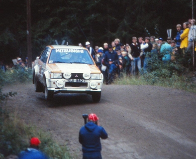 Harri Toivonen - Juha Paajanen
33º 1000 Lakes Rally 1983. Mitsubishi Lancer 2000 Turbo (GJI 9827). Abandonó por la caja de cambios en SS34 Tyrynkyla de 7.04 Km.

Del 26 al 28 de Agosto, Jyväskylä, Finlandia.
Superficie: tierra.

El Rally tenia un total de 1461.00 km de los que 472.63 km divididos en 50 tramos, eran especiales.

Se inscribieron 180 equipos, tomaron la salida 174, finalizaron 71.@
Palabras clave: Harri_Toivonen;Mitsubishi;Lancer;Turbo;Finlandia;1983