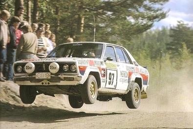 Peter Geitel - Rolf Mesterton
33º 1000 Lakes Rally 1983. Nissan 160J. Abandonó en SS25 Painaa  de 7.10 Km, desconocemos el motivo.

Del 26 al 28 de Agosto, Jyväskylä, Finlandia.
Superficie: tierra.

El Rally tenia un total de 1461.00 km de los que 472.63 km divididos en 50 tramos, eran especiales.

Se inscribieron 180 equipos, tomaron la salida 174, finalizaron 71.@
Palabras clave: Nissan;Finlandia;1983