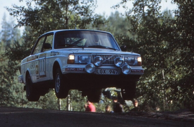 Roger Wennerstrand - Yvonne Hultgren
33º 1000 Lakes Rally 1983. Volvo 242. Abandonó en SS22 Kuukanpaa de 4.92 Km, desconocemos el motivo.

Del 26 al 28 de Agosto, Jyväskylä, Finlandia.
Superficie: tierra.

El Rally tenia un total de 1461.00 km de los que 472.63 km divididos en 50 tramos, eran especiales.

Se inscribieron 180 equipos, tomaron la salida 174, finalizaron 71.@
Palabras clave: Volvo;Finlandia;1983;