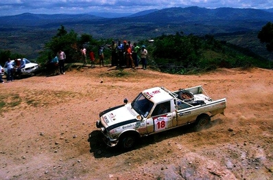 Basil Criticos - John Rose
31º Marlboro Safari Rally 1983. Peugeot 504 Pickup. Fue excluí­do por llegar tarde en un control horario.

Del 30 de Marzo al 4 de Abril, Nairobi, Kenya, África.
Superficie: tierra.

El Rally tenia un total de 5035 km en los que 1620.95 km se encontraban 26 controles horarios.

Tomaron la salida 78 equipos, finalizaron 22.@
Palabras clave: Peugeot;Safari;1983;Pick-up;Grupo_B