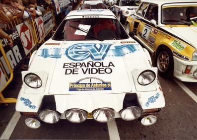 21º Principe de Asturias 1984
En primera lí­nea podemos ver el Ferrari 308 GTB (MO 203044) de Antonio Zanini - Josep Autet, abandonó por el alternador en SS10 Peón de 8.40 km.

A su lado el Renault 5 Turbo de Genito Ortiz - Guillermo Barreras, abandonó por accidente en SS1 Ruedes de 9.00 km.

Detrás se puede ver el Porsche 911 SC RS (6553 RS 64) de Beny Fernández - José Luis Sala, abandonó por pérdida de aceite en SS18 Estrecha de 20.00 km.

Del 21 al 23 de Septiembre, Oviedo, Asturias, España.
Superficie: asfalto.

El Rally tenia un total de 1139.47 km de los que 357.5 km divididos en 28 tramos eran especiales.

Tomaron la salida 67 equipos, finalizaron 37.@
Palabras clave: Asturias;Parque_Cerrado;1984;Ferrari;Porsche;Renault;Turbo;Grupo_B