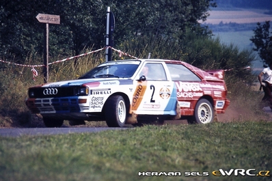 Harald Demuth - Willy Lux
17º Int. Hunsrück-Rallye 1984. Audi Quattro A2, (N-SM 250). Clasificado 1º.

Del 17 al 18 de Agosto, Tréveris (Trier), Renània-Palatinat, Alemania.
Superficie: asfalto - tierra.

El Rally tenia un total de 999.1 km de los que 469.71 km divididos en 24 tramos eran especiales.

Tomaron la salida 130 equipos, finalizaron 63.

© Herman Sels.
@
Palabras clave: ;Audi;Quattro;Alemania;Hunsrück_Rallye;Grupo_B;1984