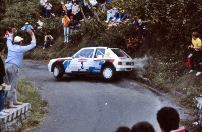 Ari Vatanen - Terry Harryman
26º Rally de Sanremo 1984. Peugeot 205 Turbo 16 (128 FBL 75). Clasificado 1º.
Peugeot Talbot Sport

Del 30 de Septiembre al 5 de Octubre, Sanremo, Liguria, Imperia, Italia.
Superficie: asfalto -tierra.

El Rally tenia un total de 2546.29 km de los que 807.69 km divididos en 56 tramos eran especiales, (2 de ellas fueron canceladas SS7 Sante Luce de 12,30 km y SS26 Chiusdino 2 de 17,41 Km).

Se inscribieron 104 equipos, tomaron la salida 100, finalizaron 35.@
Palabras clave: Peugeot;T16;Grupo_B;Sanremo;1984
