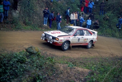 Michele Cinotto - Emilio Radaelli
32º Rally Costa Brava 1984. Audi Quattro A2. Clasificado 1º.
Audi Sport Team Italia

Del 17 al 19 de Febrero, Lloret de Mar.
Superficie: grava / asfalto.

El Rally tení­a un total de 1366.41 km, de los que 527.15 km divididos en 46 tramos eran especiales.

Tomaron la salida 60 equipos, finalizaron 25.@
Palabras clave: ;Audi;quattro;Grupo_B;Costa_Brava;1984