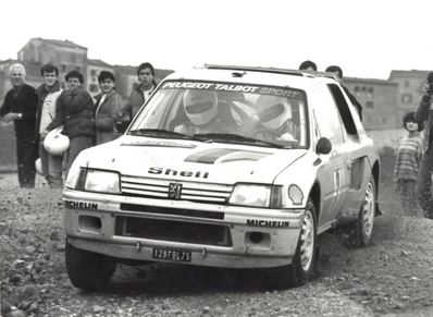 Ari Vatanen - Terry Harryman
26º Rally de Sanremo 1984. Peugeot 205 Turbo 16 (128 FBL 75). Clasificado 1º.
Peugeot Talbot Sport

Del 30 de Septiembre al 5 de Octubre, Sanremo, Liguria, Imperia, Italia.
Superficie: asfalto -tierra.

El Rally tenia un total de 2546.29 km de los que 807.69 km divididos en 56 tramos eran especiales, (2 de ellas fueron canceladas SS7 Sante Luce de 12,30 km y SS26 Chiusdino 2 de 17,41 Km).

Se inscribieron 104 equipos, tomaron la salida 100, finalizaron 35.@
Palabras clave: ;Peugeot;Turbo;Grupo_B;Sanremo;1984