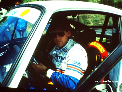 Henri Toivonen
7º Rally Costa Smeralda 1984. Porsche 911 SC RS (A974 BRX). Clasificado 1º.
Copiloto: Juha Piironen.

Del 26 al 29 de Abril, Porto Cervo, Cerdeña, Italia.
Superficie: tierra.

El Rally constaba de 3 etapas y 43 tramos especiales (uno de ellos fue cancelado SS2 Vacciledi).

Tomaron la salida 72 equipos, finalizaron 20.

© Enzo Dalla Rosa.
@@
Palabras clave: Henri_Toivonen;Juha_Piironen;Porsche;Grupo_B;Costa_Smeralda;1984;Esmeralda;Personajes