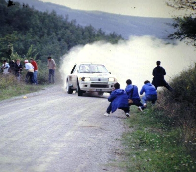 Ari Vatanen - Terry Harryman
26º Rally de Sanremo 1984. Peugeot 205 Turbo 16 (128 FBL 75). Clasificado 1º.
Peugeot Talbot Sport

Del 30 de Septiembre al 5 de Octubre, Sanremo, Liguria, Imperia, Italia.
Superficie: asfalto -tierra.

El Rally tenia un total de 2546.29 km de los que 807.69 km divididos en 56 tramos eran especiales, (2 de ellas fueron canceladas SS7 Sante Luce de 12,30 km y SS26 Chiusdino 2 de 17,41 Km).

Se inscribieron 104 equipos, tomaron la salida 100, finalizaron 35.@
Palabras clave: Peugeot;T16;Grupo_B;Sanremo;1984
