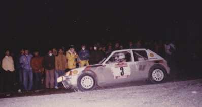 Ari Vatanen - Terry Harryman
26º Rally de Sanremo 1984. Peugeot 205 Turbo 16 (128 FBL 75). Clasificado 1º.
Peugeot Talbot Sport

Del 30 de Septiembre al 5 de Octubre, Sanremo, Liguria, Imperia, Italia.
Superficie: asfalto -tierra.

El Rally tenia un total de 2546.29 km de los que 807.69 km divididos en 56 tramos eran especiales, (2 de ellas fueron canceladas SS7 Sante Luce de 12,30 km y SS26 Chiusdino 2 de 17,41 Km).

Se inscribieron 104 equipos, tomaron la salida 100, finalizaron 35.@
Palabras clave: Peugeot;Turbo;Grupo_B;Sanremo;1984