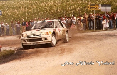 Ari Vatanen - Terry Harryman
26º Rally de Sanremo 1984. Peugeot 205 Turbo 16 (128 FBL 75). Clasificado 1º.
Peugeot Talbot Sport

Del 30 de Septiembre al 5 de Octubre, Sanremo, Liguria, Imperia, Italia.
Superficie: asfalto -tierra.

El Rally tenia un total de 2546.29 km de los que 807.69 km divididos en 56 tramos eran especiales, (2 de ellas fueron canceladas SS7 Sante Luce de 12,30 km y SS26 Chiusdino 2 de 17,41 Km).

Se inscribieron 104 equipos, tomaron la salida 100, finalizaron 35.

© Alfredo Violetti
@@
Palabras clave: Peugeot;Turbo;Grupo_B;Sanremo;1984
