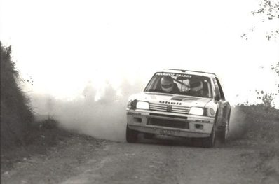 Ari Vatanen - Terry Harryman
26º Rally de Sanremo 1984. Peugeot 205 Turbo 16 (128 FBL 75). Clasificado 1º.
Peugeot Talbot Sport

Del 30 de Septiembre al 5 de Octubre, Sanremo, Liguria, Imperia, Italia.
Superficie: asfalto -tierra.

El Rally tenia un total de 2546.29 km de los que 807.69 km divididos en 56 tramos eran especiales, (2 de ellas fueron canceladas SS7 Sante Luce de 12,30 km y SS26 Chiusdino 2 de 17,41 Km).

Se inscribieron 104 equipos, tomaron la salida 100, finalizaron 35.@
Palabras clave: ;Terry_Harryman;Peugeot;Turbo;Grupo_B;Sanremo;1984