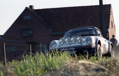 Henri Toivonen - Ian Grindrod
20º Ypres 24 Hours Rally 1984. Porsche 911 SC RS (A851 CCF). Clasificado 1º.

Del 29 de Junio al 1 de Julio, Ypres, Bélgica.
Superficie: asfalto.

El Rally tenía 573.38 km cronometrados divididos en 51 tramos especiales (uno de ellos fue cancelado SS51 Zillebeke de 15.10 km).

Tomaron la salida 147 equipos, finalizaron 69.@
Palabras clave: Henri_Toivonen;Porsche;Ypres;1984;Grupo_B
